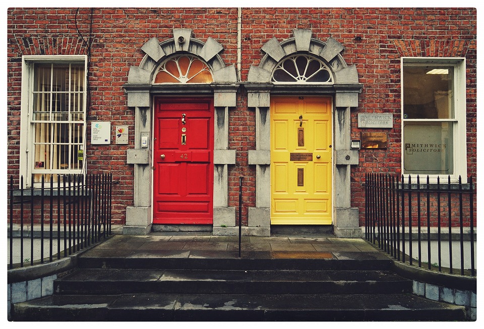 二択・赤いドアと黄色いドア